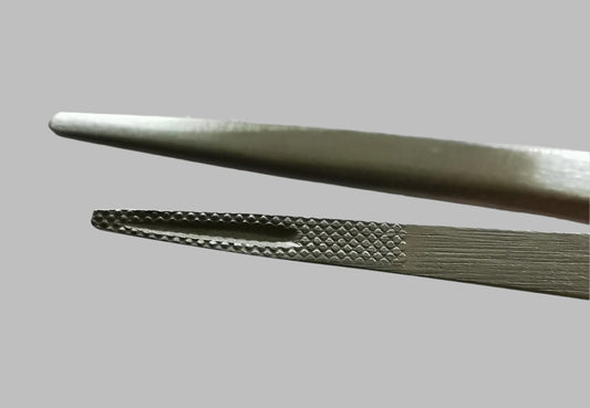 Tweezers with groove